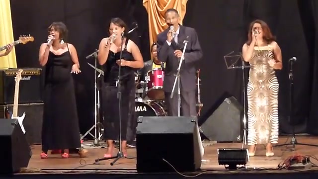 Minia aho hanadino – Gaston Andrianony
J’essaie d’oublier – Gaston AndrianonyTra…