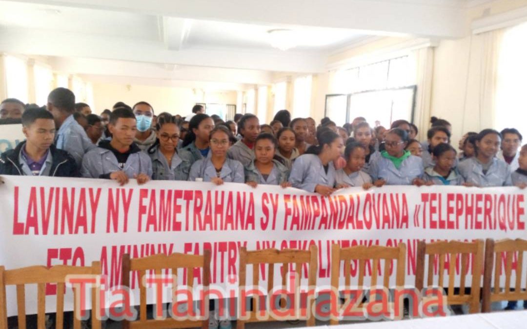 NY SEKOLINTSIKA ANALAMAHITSY
“LAVINAY NY FAMPANDALOVANA NY TELEFERIKA ETO…”
Ma…