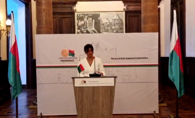 Ny mety aminareo dia mangina fa tsy misy hihaino anareo intsony eo. Frantsay Raj…