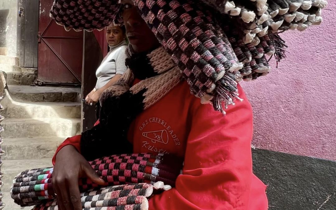 Au hasard d’un couloir d’Antananarivo, le vendeur de tapis fait des affaires. P…