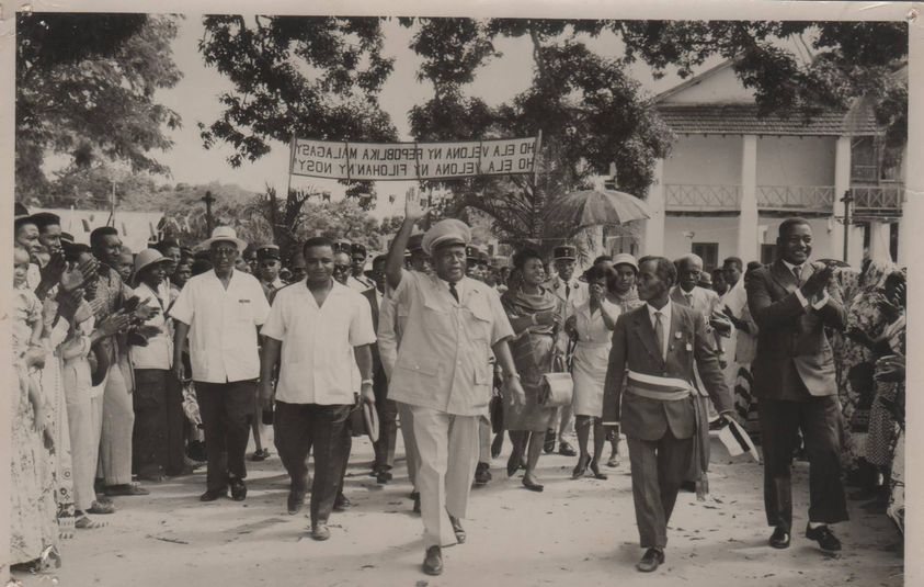 Philibert Tsiranana
…Après avoir suivi des études primaires, il entra à l’écol…